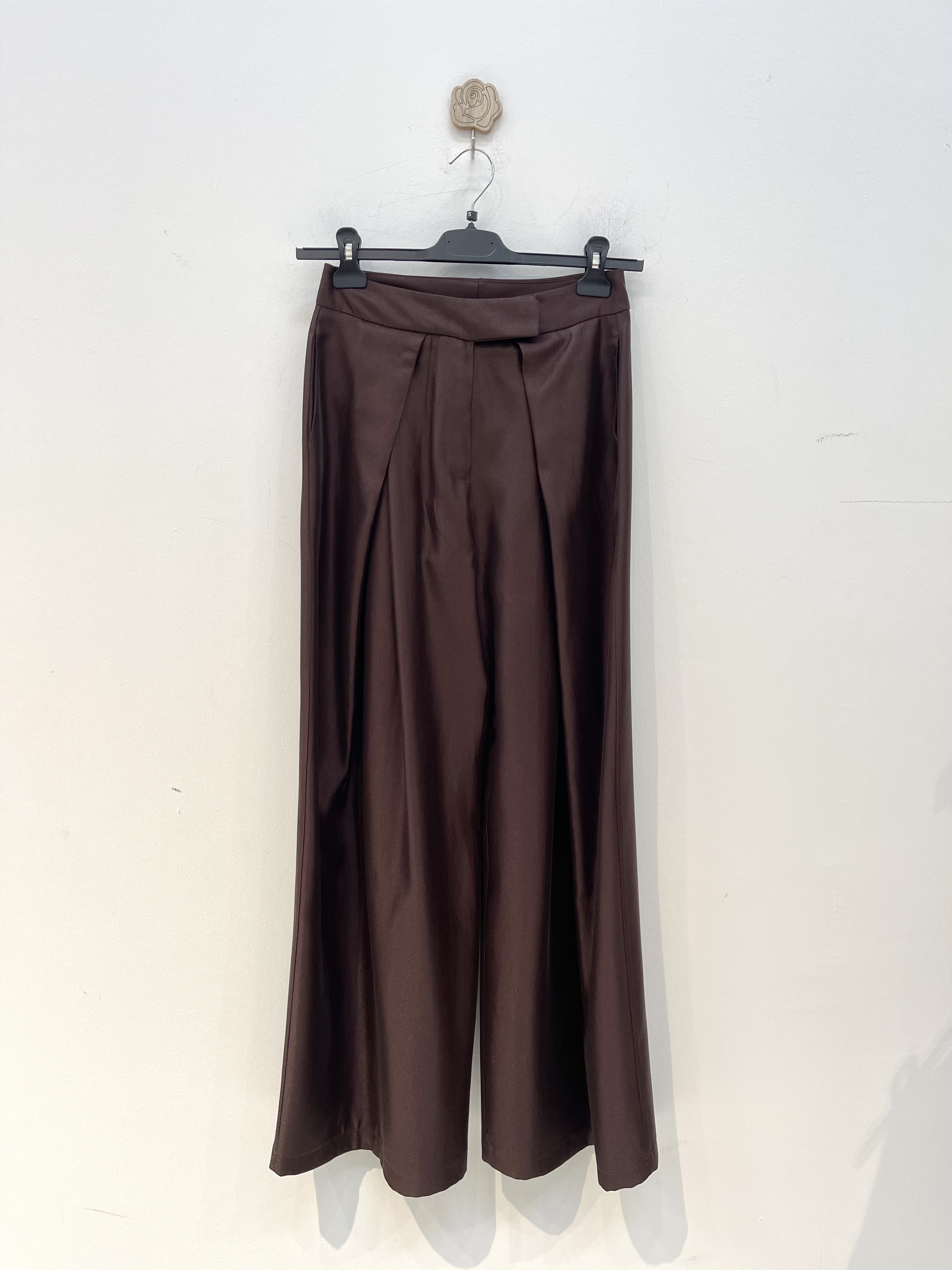 Weite Hosen mit Falten