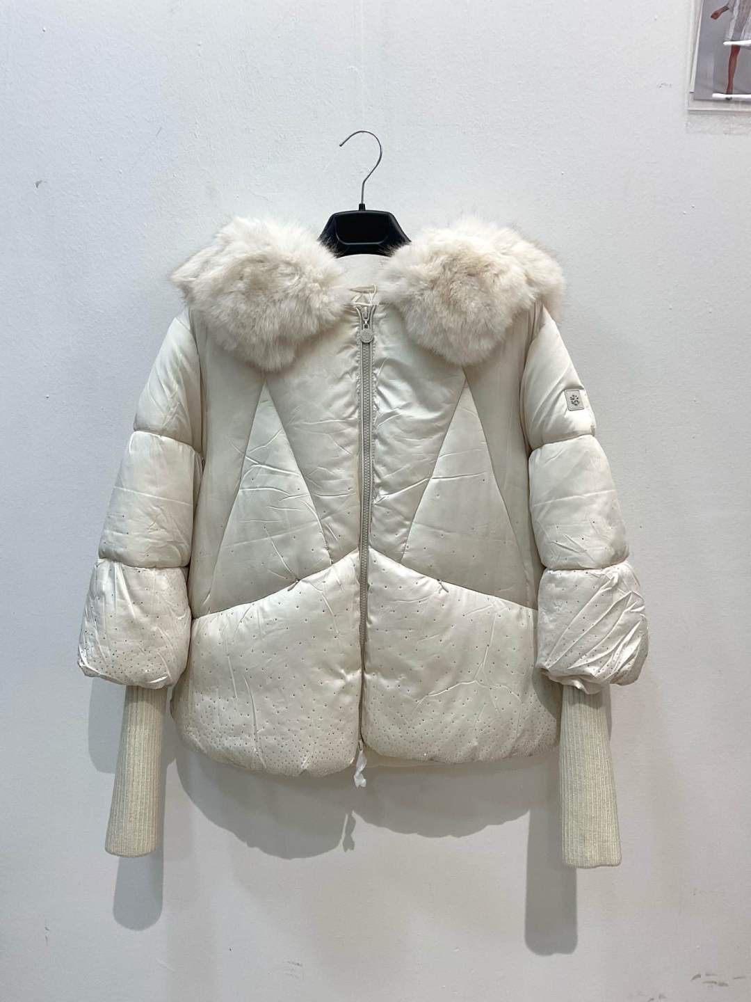 Kurze Daunenjacke mit Kapuze