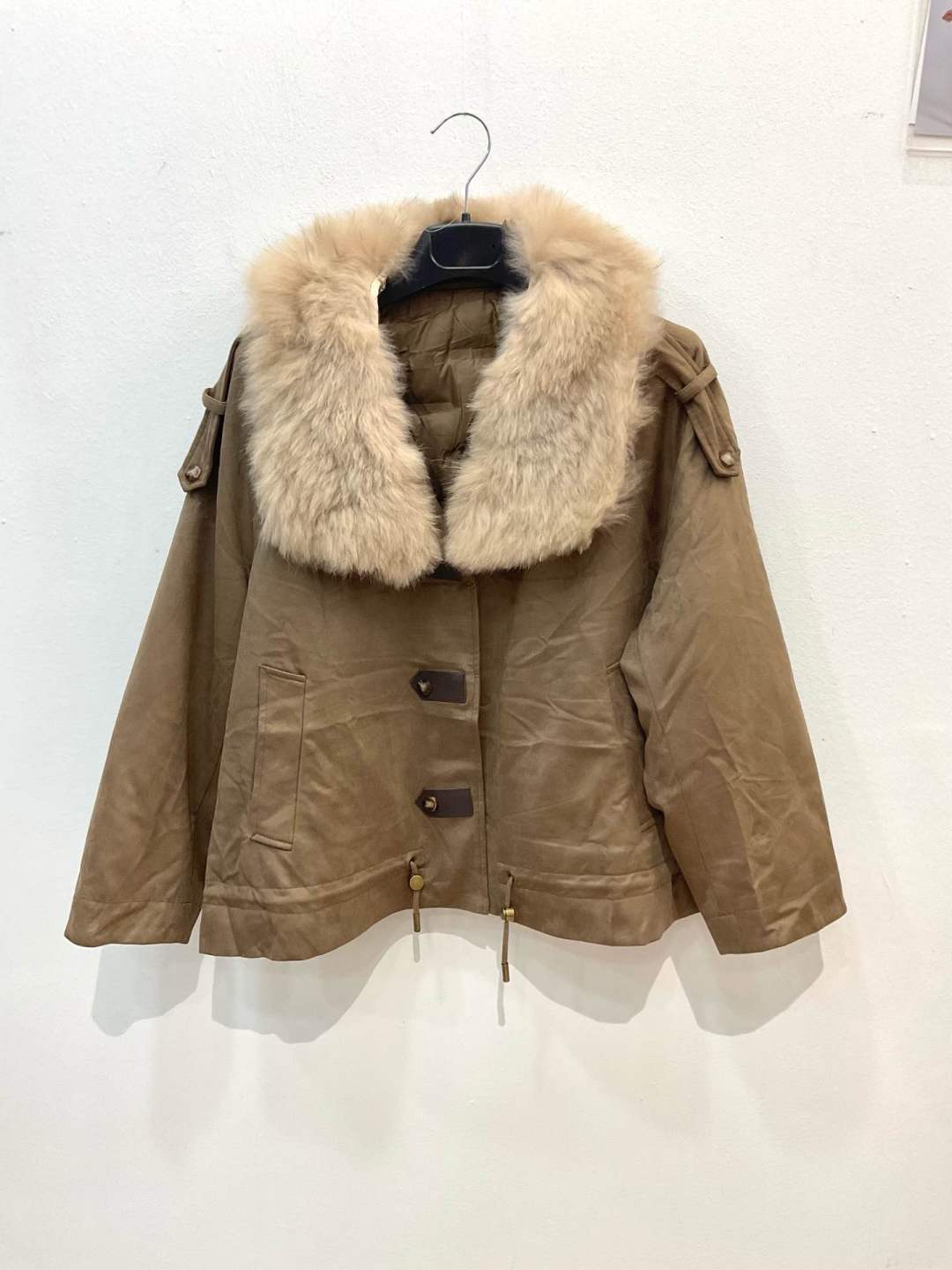 Kurze Jacke mit Kordelzug