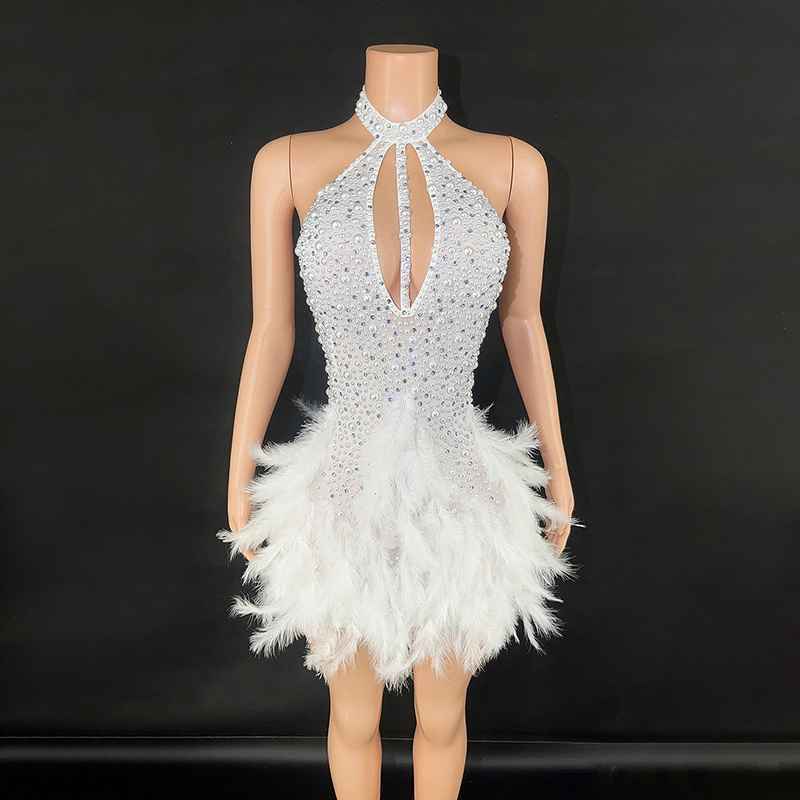 Figurbetontes Mini-Halterkleid
