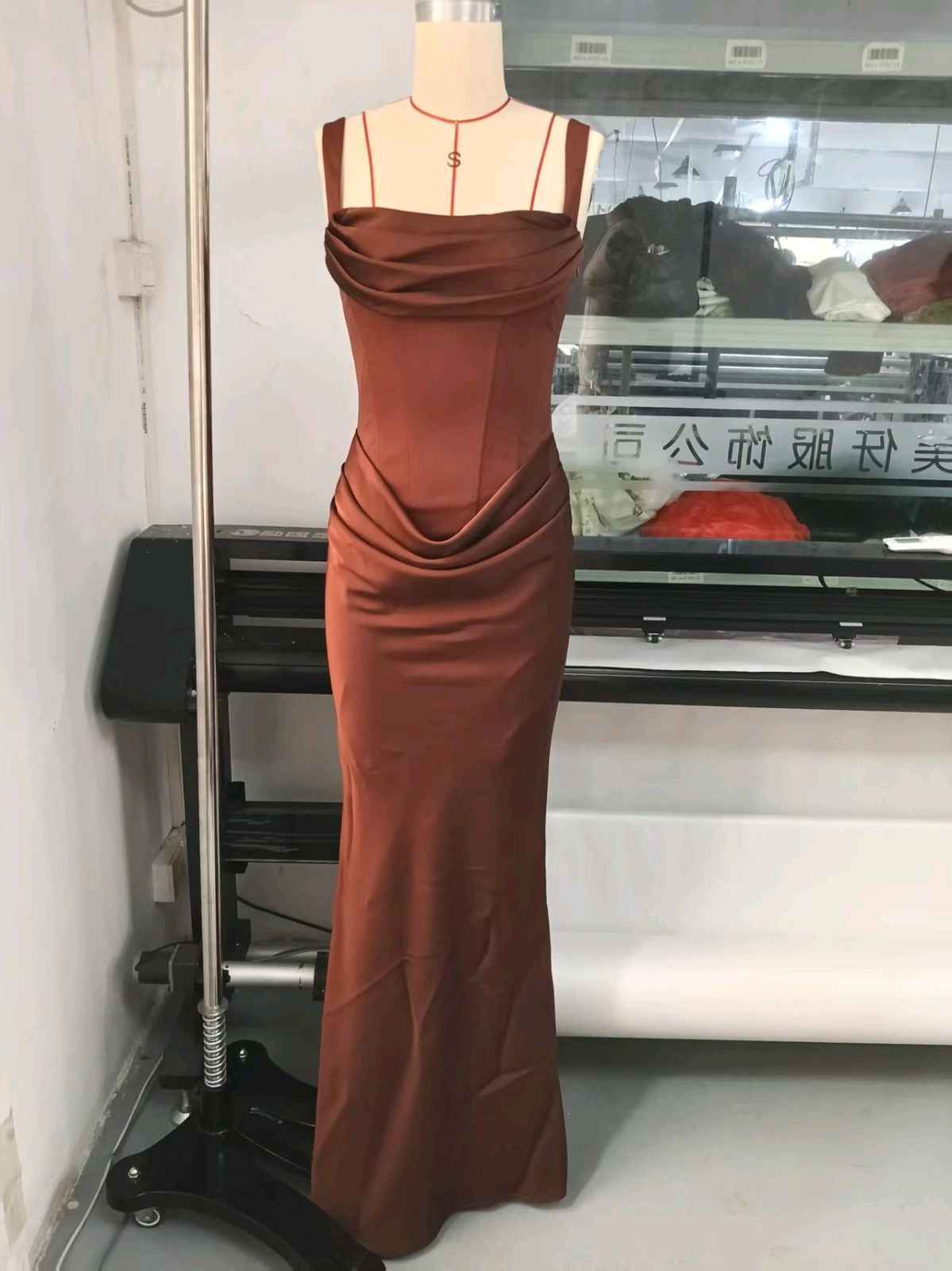 Figurbetontes Maxikleid mit Wasserfallausschnitt