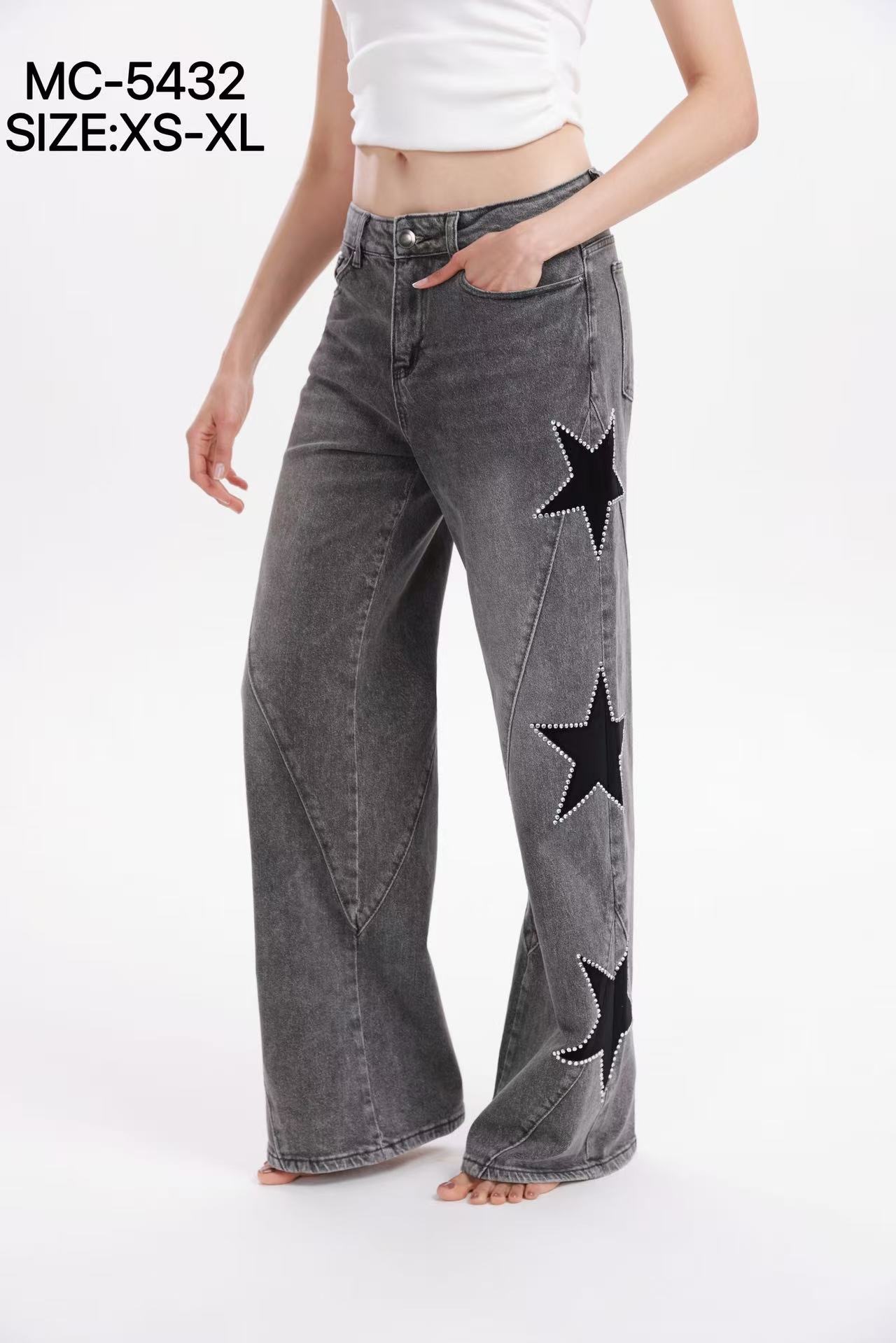 Weite Jeans mit Nieten