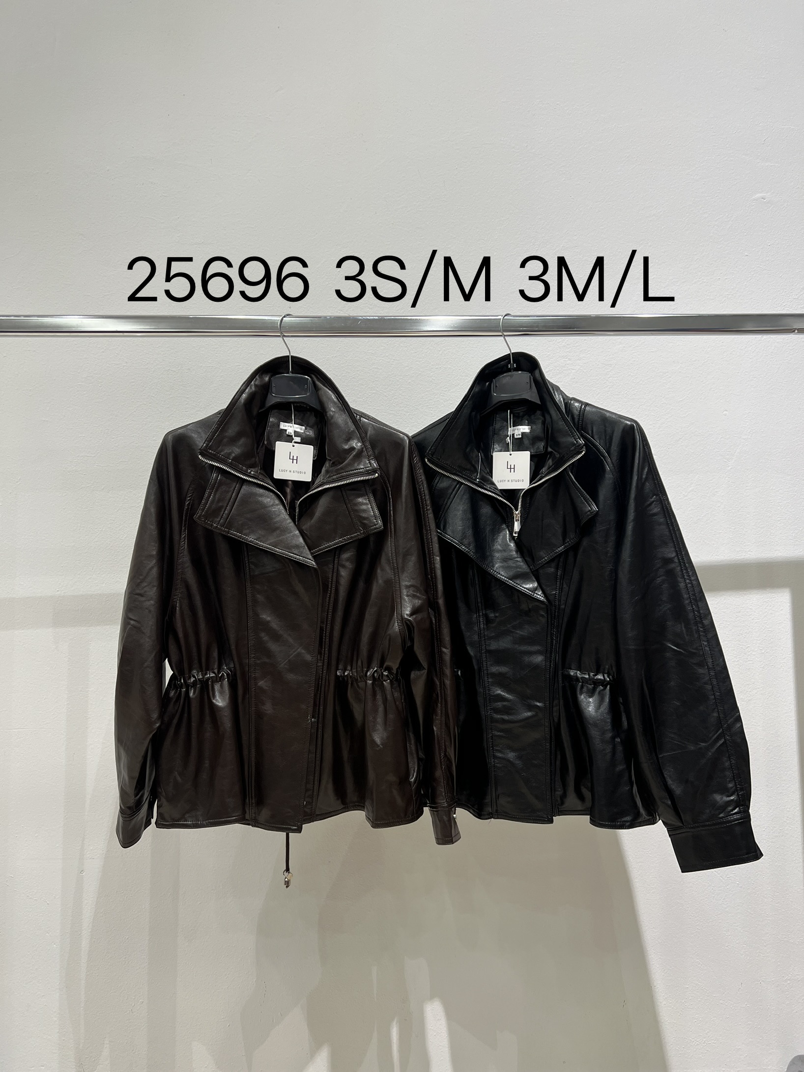 Kunstlederjacke mit Gürtel