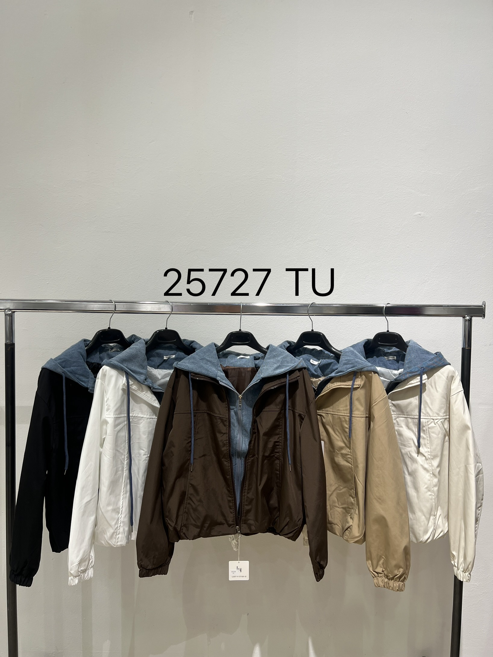 Kurze Jacke mit Kapuze