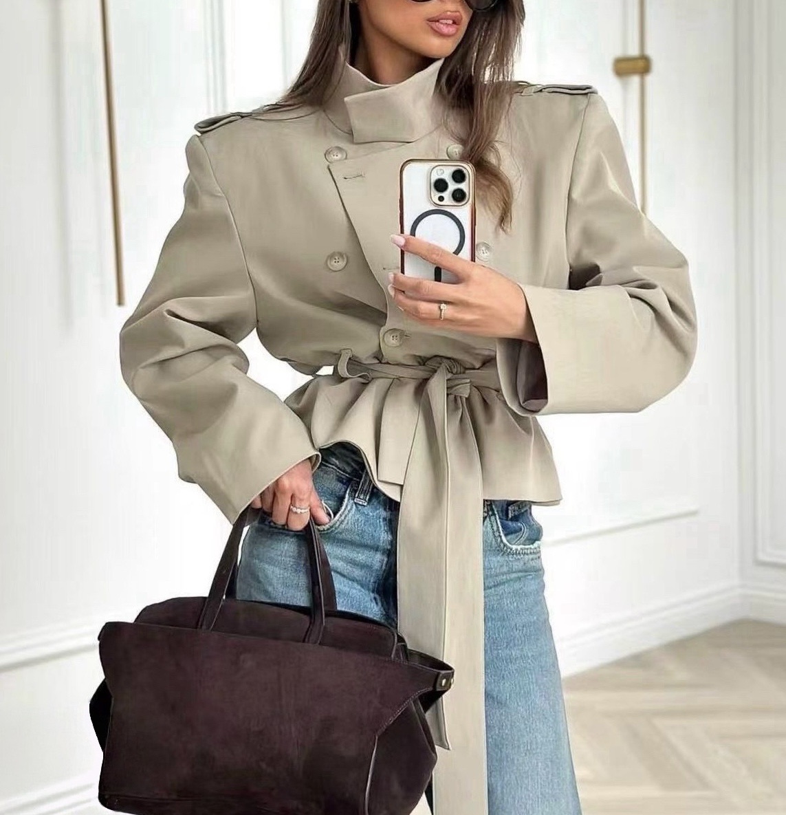 Kurz geschnittene Trenchjacke mit Gürtel
