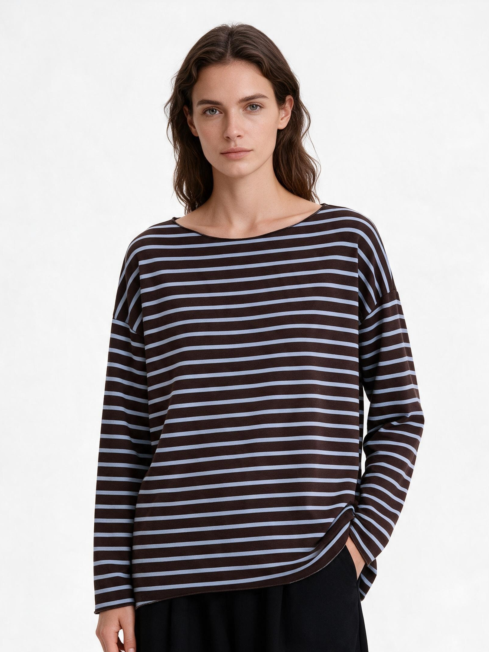Lässiges gestreiftes Shirt mit U‑Boot‑Ausschnitt