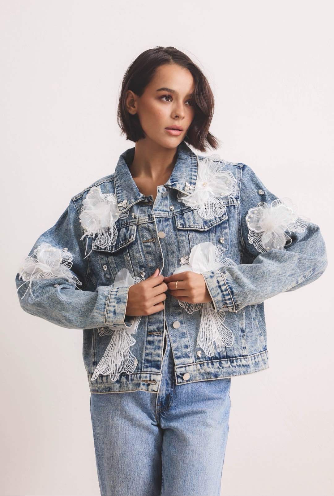 Jeansjacke mit 3D-Applikation
