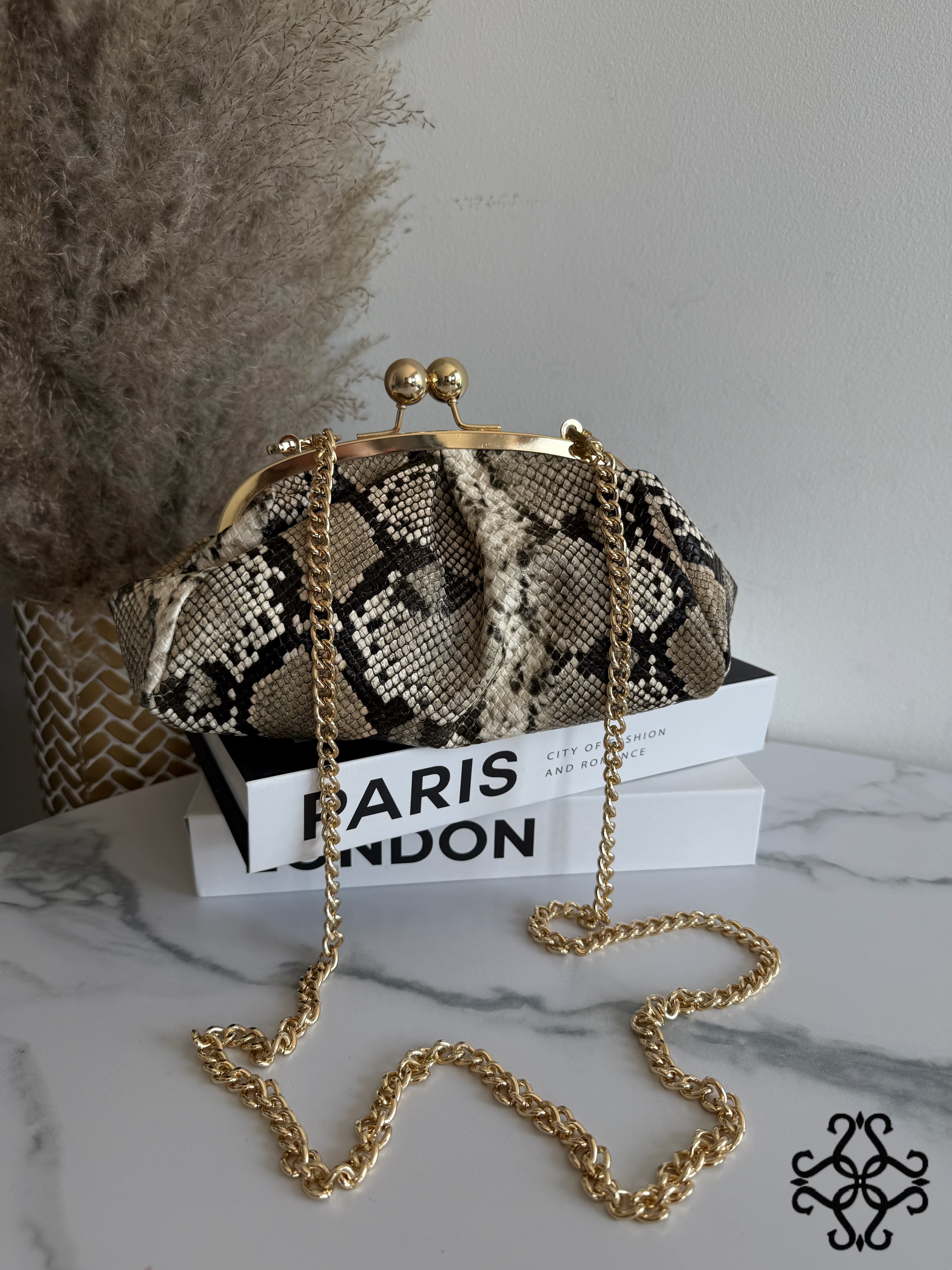 Envelope-Clutch aus geprägtem Leder