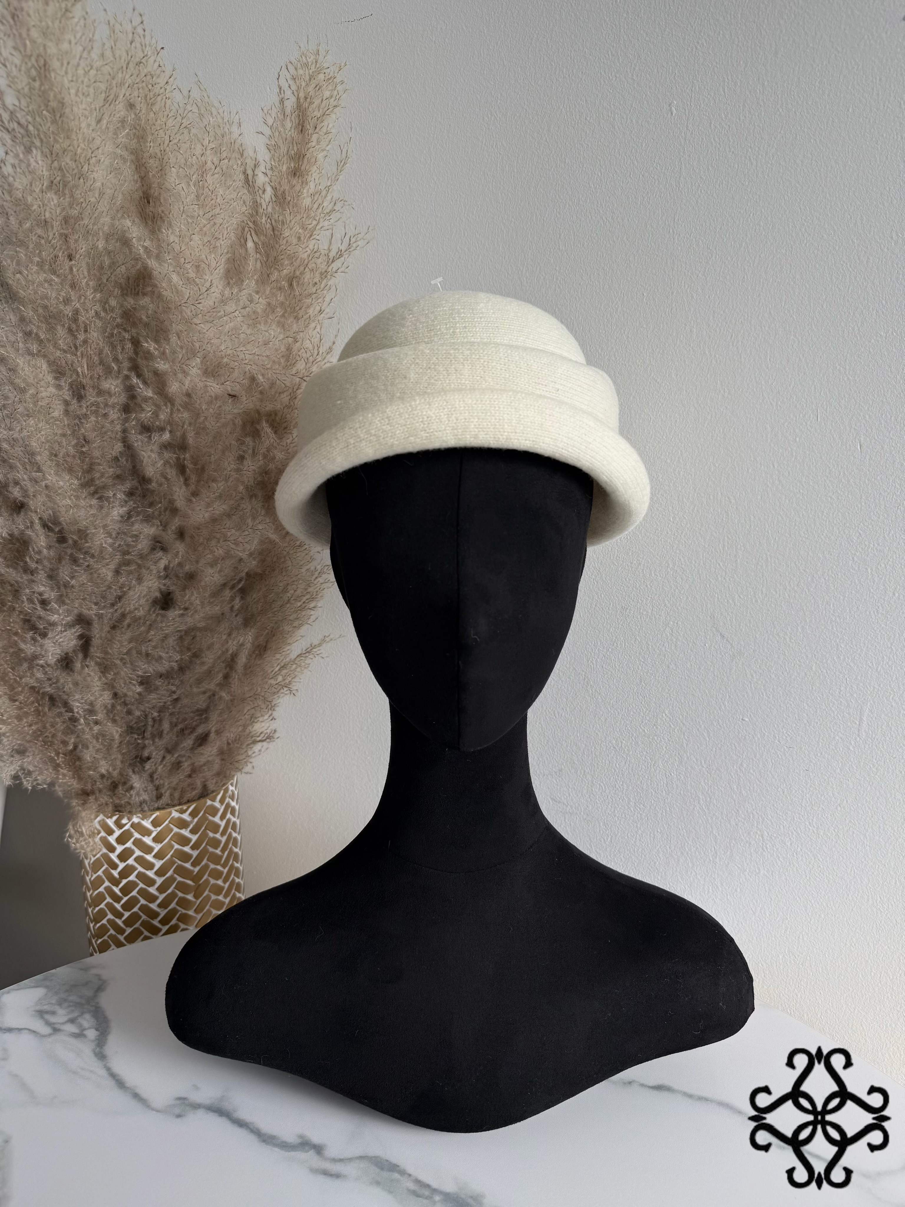 Cloche-Hut mit Zierdetail