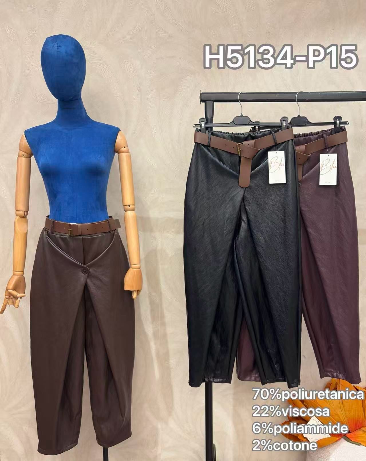Locker geschnittene High-Waist-Hose aus Kunstleder