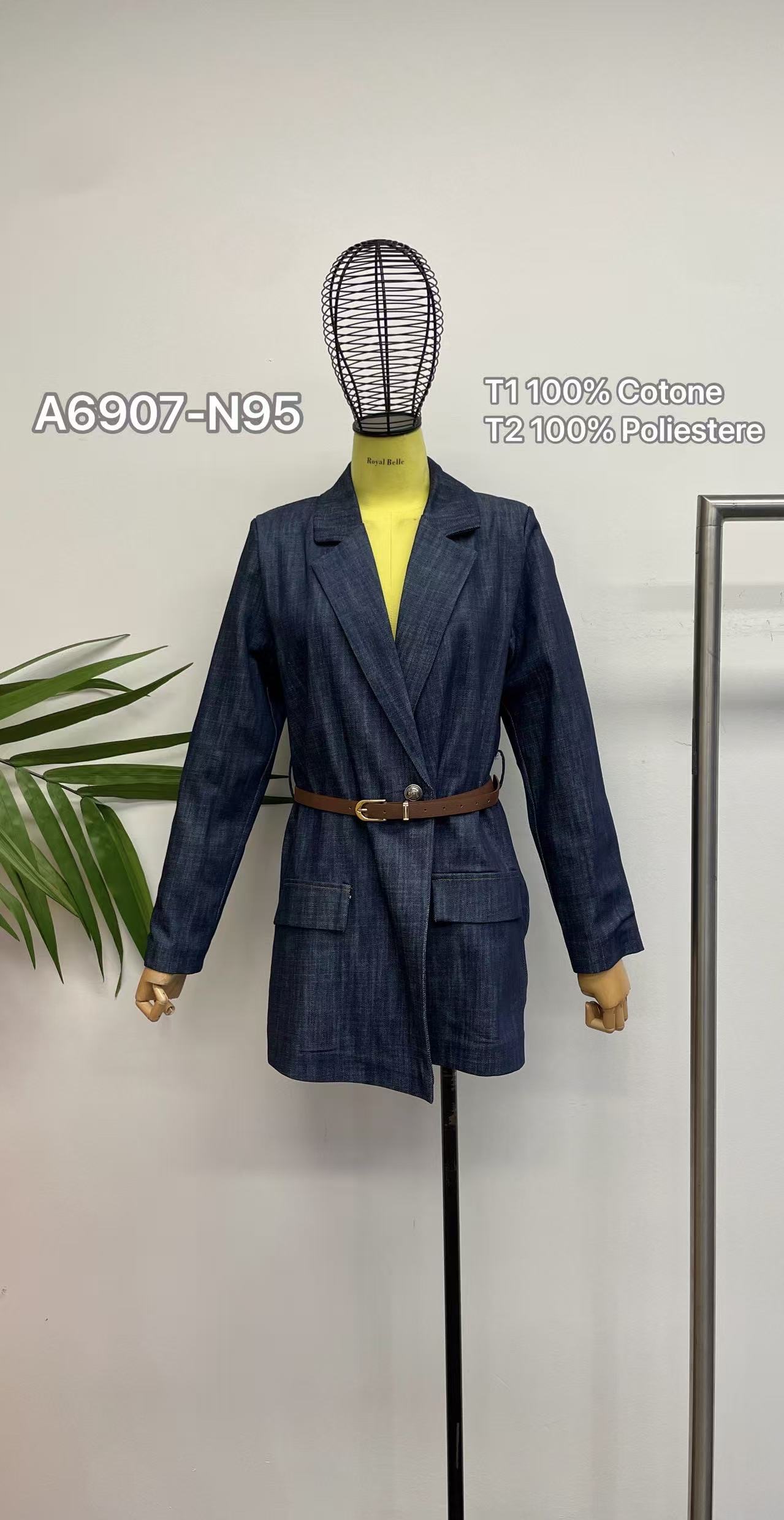 Verlängerte Schneiderjacke mit Gürtel