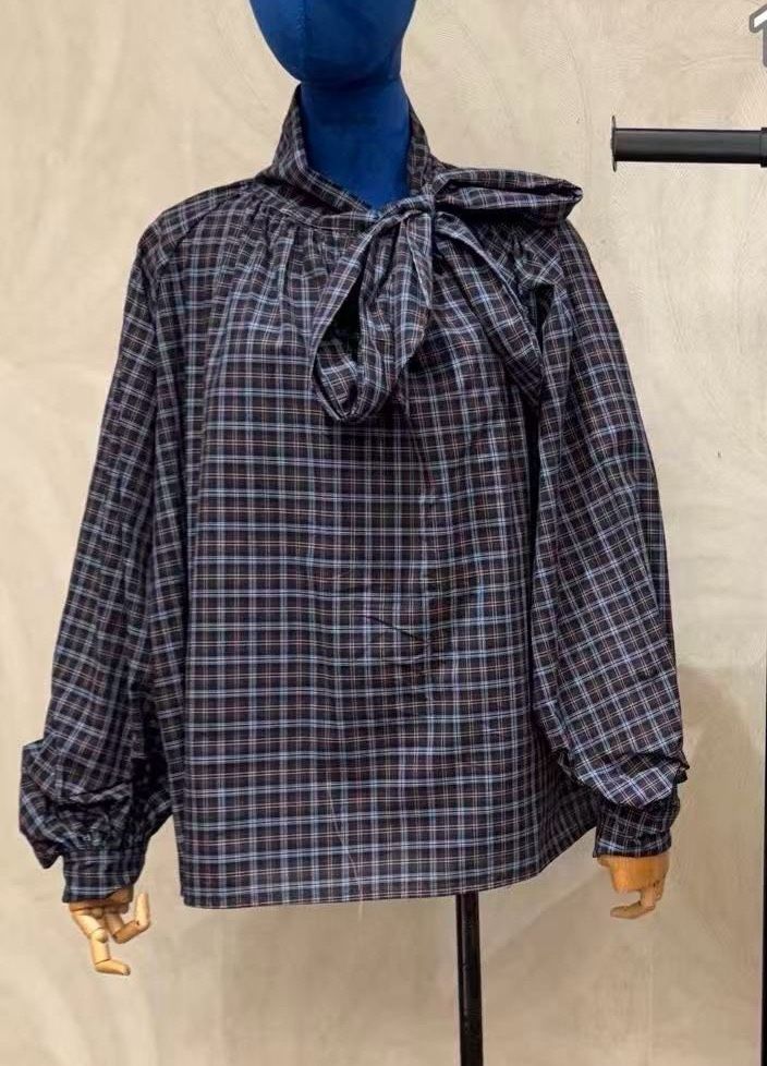 Locker sitzende Bluse mit Schleife