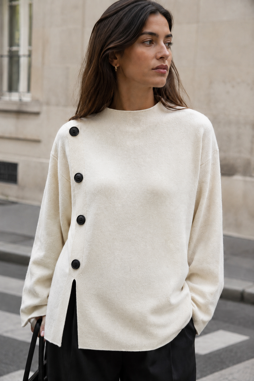 Locker sitzender Pullover mit halbem Rollkragen und Knöpfen