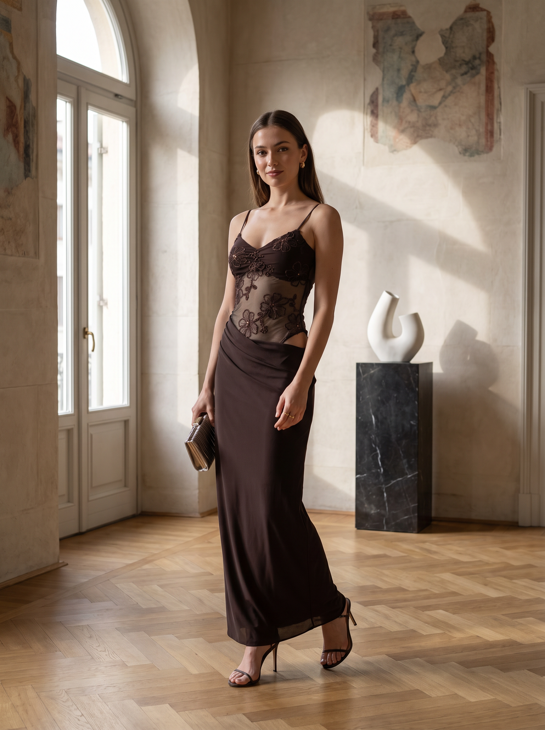 Figurbetontes Midikleid im Bleistiftschnitt mit Stickerei
