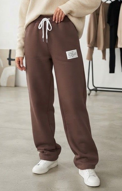 Locker sitzende Jogginghose mit Kordel