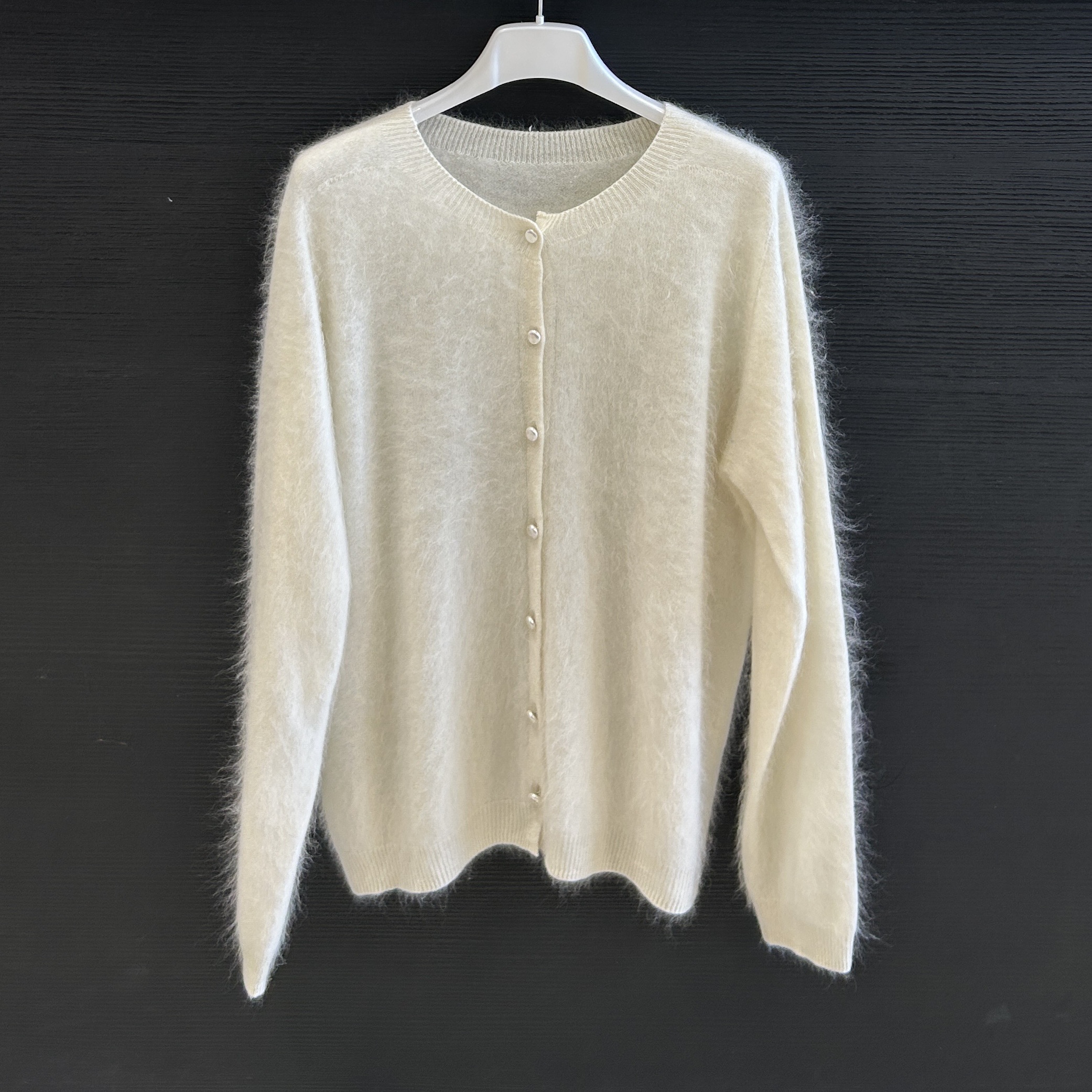 Flauschiger Cardigan mit Rundhalsausschnitt