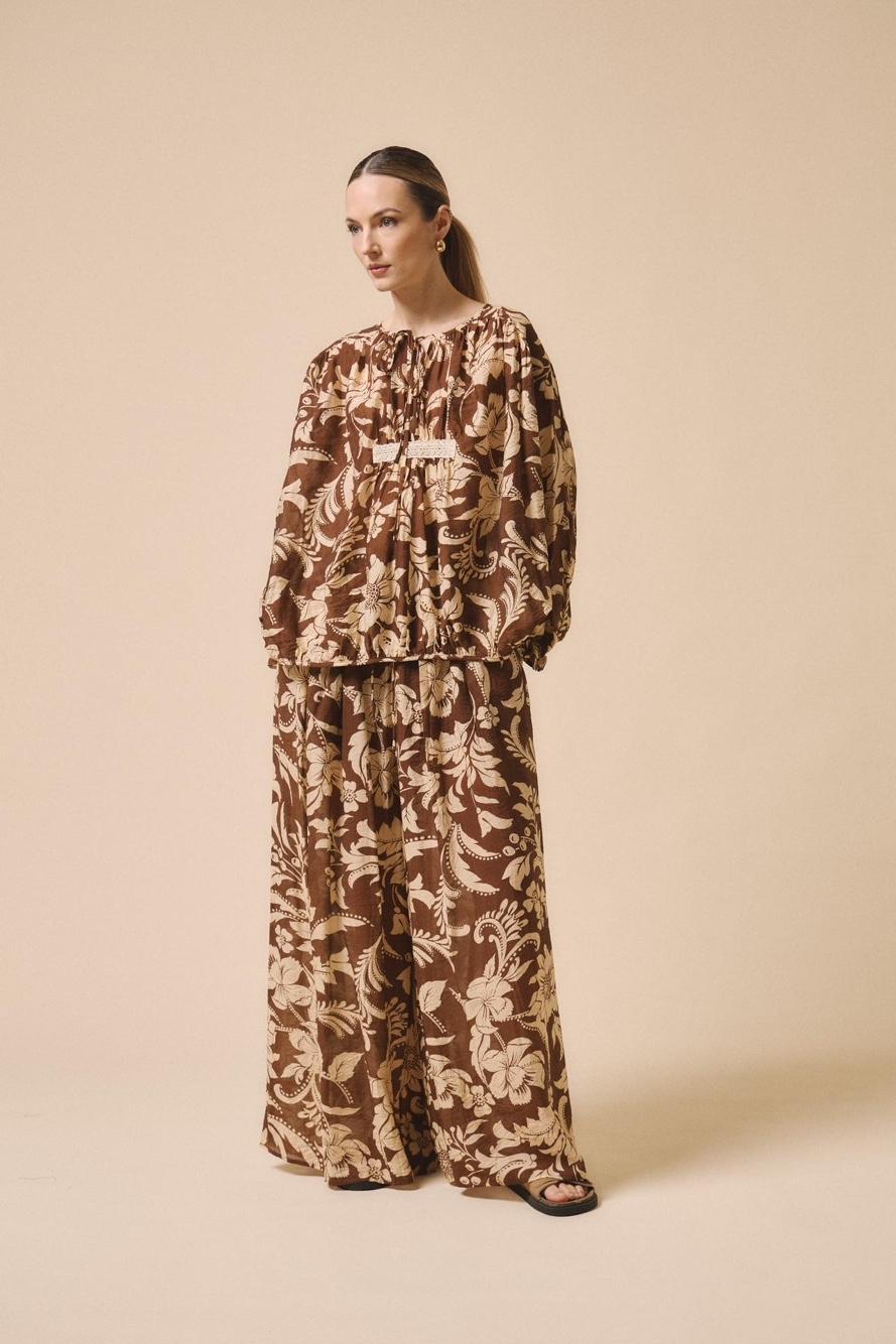 Weit geschnittene Blumenhose